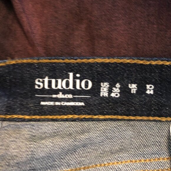 STUDIO by D & Co. Distressed Five Pocket Straight Leg Jeans 6 - Picture 6 of 10